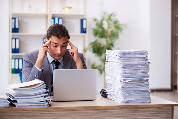 Junge männliche Mitarbeiter unzufrieden mit exzessiver Arbeit — Stockfoto