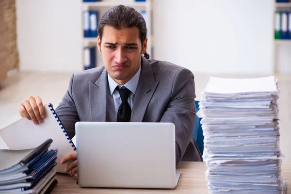 Junge männliche Mitarbeiter unzufrieden mit exzessiver Arbeit — Stockfoto