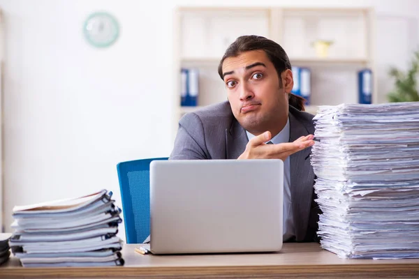 Giovane dipendente maschio infelice con il lavoro eccessivo — Foto Stock