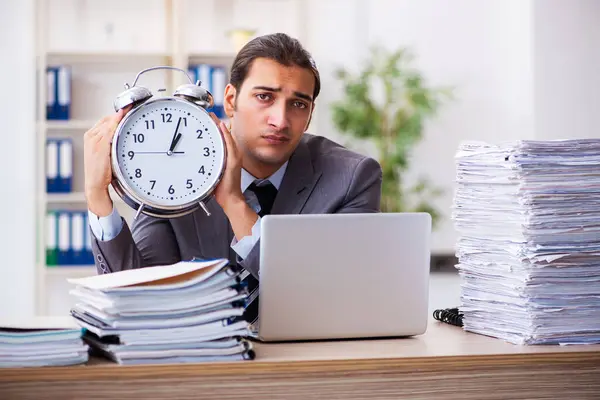 Carga de trabalho masculino empregado no conceito de gerenciamento de tempo — Fotografia de Stock