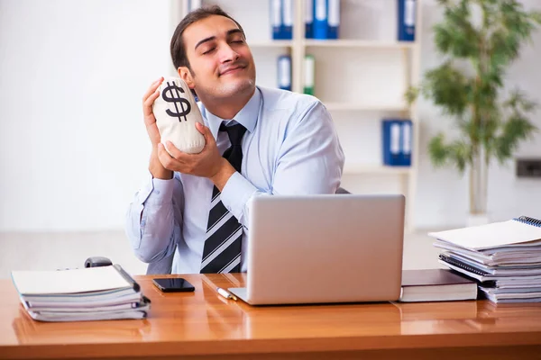 Junge männliche Mitarbeiter im Bezahlkonzept — Stockfoto