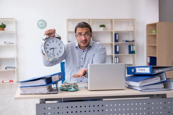 Jovem contador masculino no conceito de gestão do tempo — Fotografia de Stock
