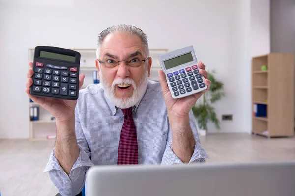 事務所の予算計画の概念の古い男性会計士 — ストック写真