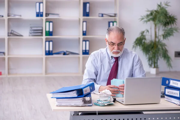Oude mannelijke accountant in budgetplanning concept op kantoor — Stockfoto