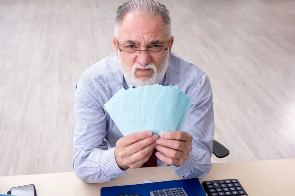 Ancien comptable masculin dans le concept de planification budgétaire au bureau — Photo