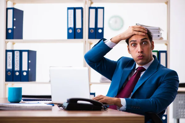 Joven empleado masculino que trabaja en la oficina — Foto de Stock