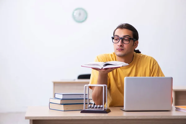 Giovane studente di sesso maschile in tele-educazione concetto — Foto Stock