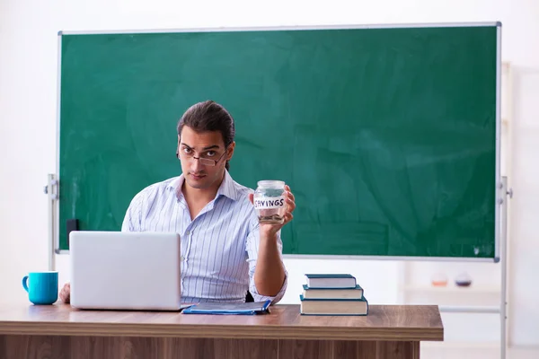 Jovem professor do sexo masculino em conceito de remuneração — Fotografia de Stock