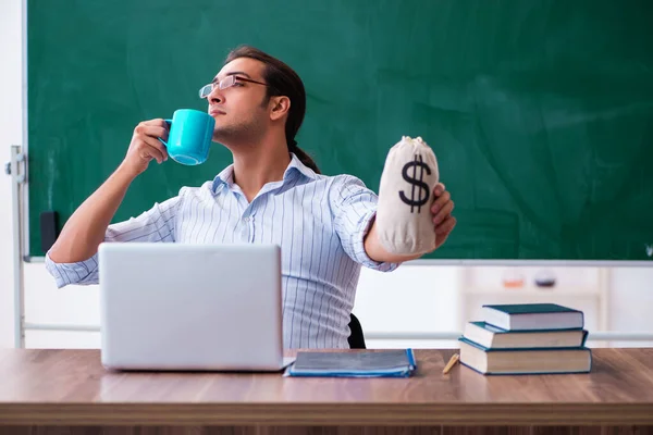 Joven profesor en concepto de remuneración —  Fotos de Stock