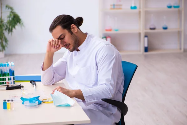 Junger Chemiker arbeitet im Labor — Stockfoto