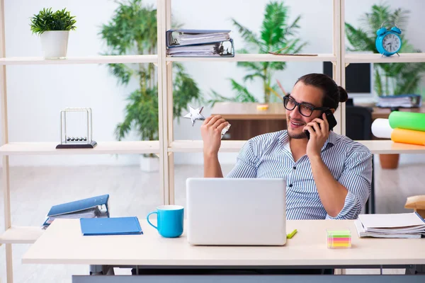 Junge männliche Angestellte im Büro — Stockfoto