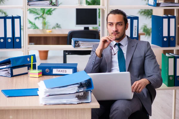 젊은 남성 고용인 과 사무실에서 너무 많은 일을 하는 사람들 — 스톡 사진