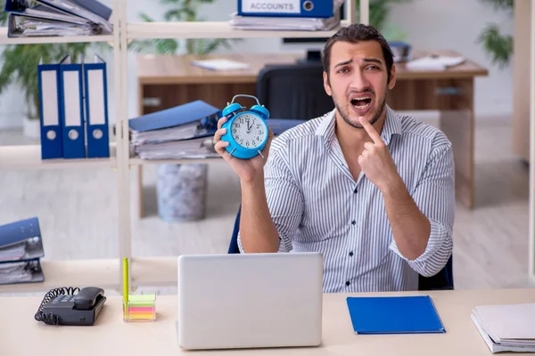 Funcionário masculino faminto esperando por comida no conceito de gerenciamento de tempo — Fotografia de Stock