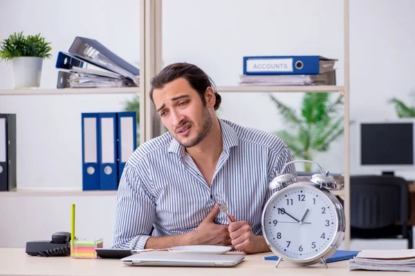 Hungrig manlig anställd väntar på mat i tid management koncept — Stockfoto