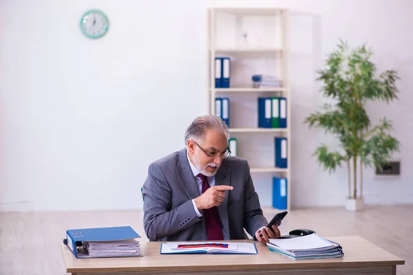 Lavoratore di sesso maschile esperto che lavora in ufficio — Foto Stock