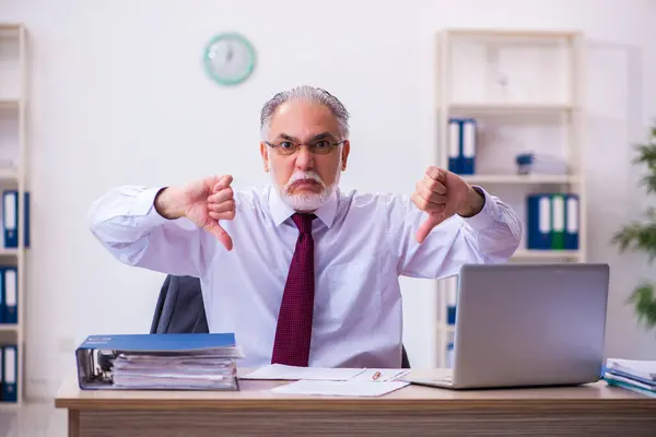 Vecchio dipendente maschile che lavora in ufficio — Foto Stock