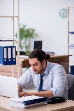 Ofiste çalışan genç bir muhasebeci.