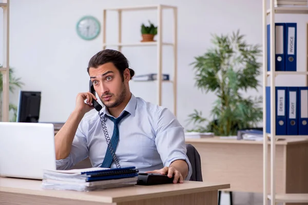 Jeune comptable homme travaillant dans le bureau — Photo