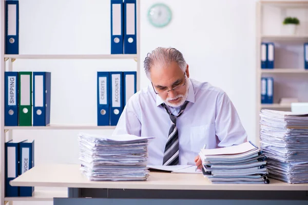 Gammal manlig anställd missnöjd med överdrivet arbete på kontoret — Stockfoto