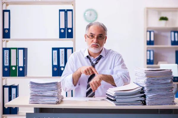 Alte männliche Angestellte unzufrieden mit exzessiver Arbeit im Büro — Stockfoto