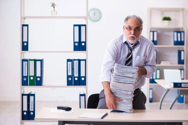 Alte männliche Angestellte unzufrieden mit exzessiver Arbeit im Büro — Stockfoto