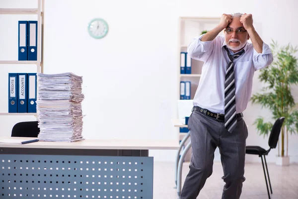 Viejo empleado descontento con el exceso de trabajo en la oficina — Foto de Stock