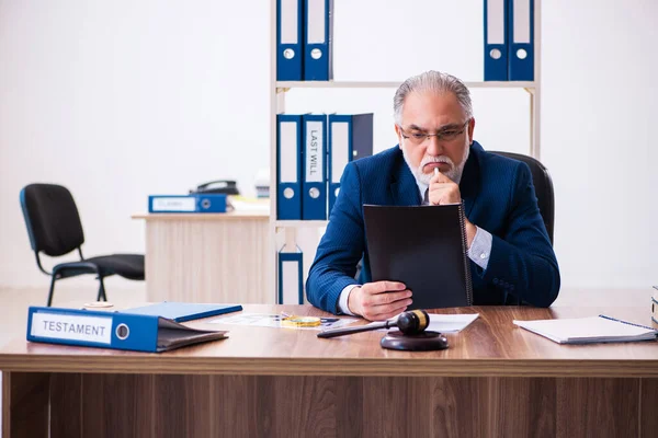 Experiente juiz do sexo masculino sentado no escritório — Fotografia de Stock