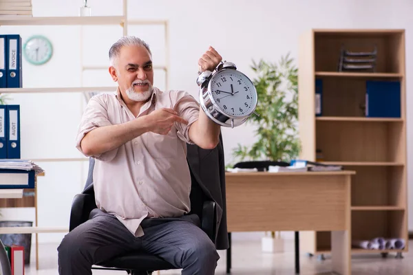 Viejo empleado masculino haciendo ejercicios físicos en la gestión del tiempo co —  Fotos de Stock