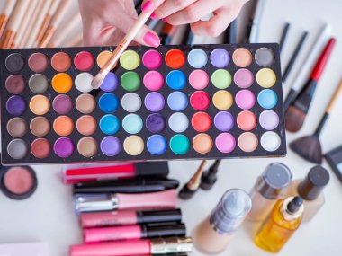 Masada gösterilen makyaj ürünlerinin koleksiyonu