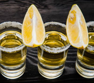 Limonlu ve tuzlu bardakta servis edilen tekila içeceği.