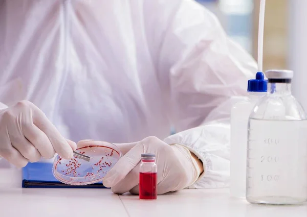 Químico que trabaja en el laboratorio con productos químicos peligrosos — Foto de Stock