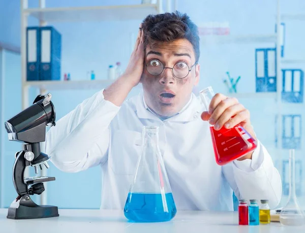 Químico louco engraçado trabalhando em um laboratório — Fotografia de Stock