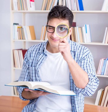 Kitapları olan genç bir öğrenci sınavlara hazırlanıyor.