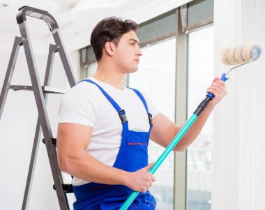 İnşaat alanında çalışan bir boyacı.