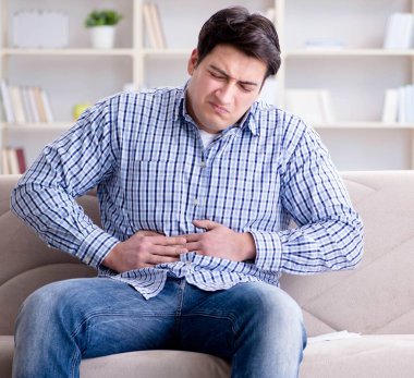 Evinde acı çeken bir adam