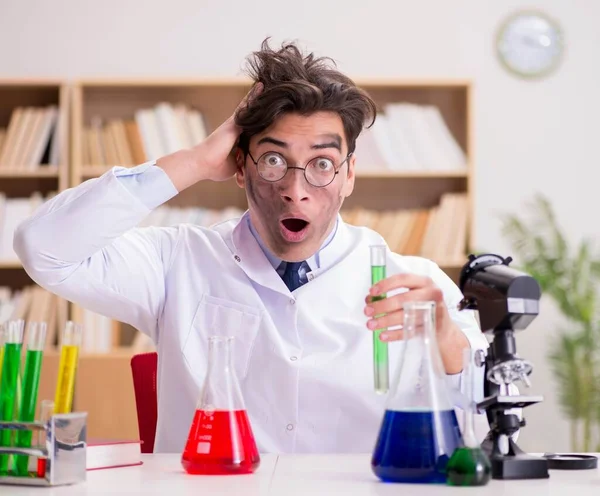 Médico cientista louco louco fazendo experimentos em um laboratório — Fotografia de Stock