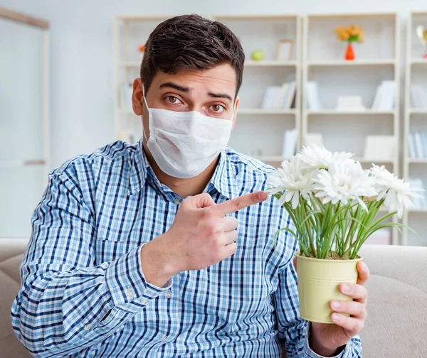 Hombre que sufre de alergia - concepto médico —  Fotos de Stock
