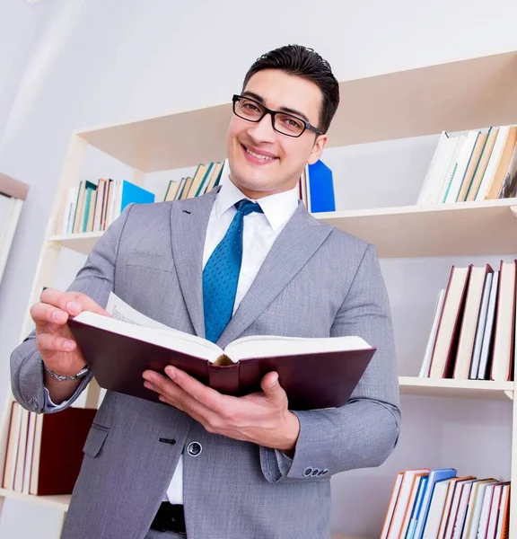 Studente d'affari che legge un libro che studia in biblioteca — Foto Stock