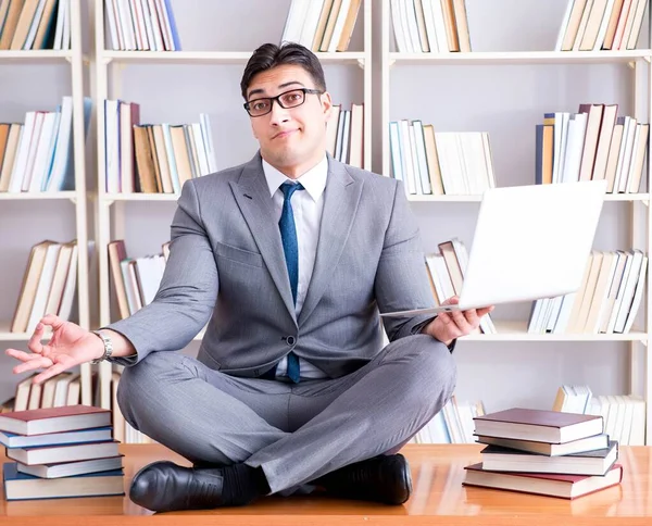 Студент бізнесмена в позиції лотоса медитуючи з ноутбуком я — стокове фото