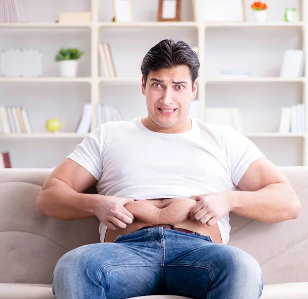 Mann leidet unter Übergewicht bei Ernährungskonzept — Stockfoto