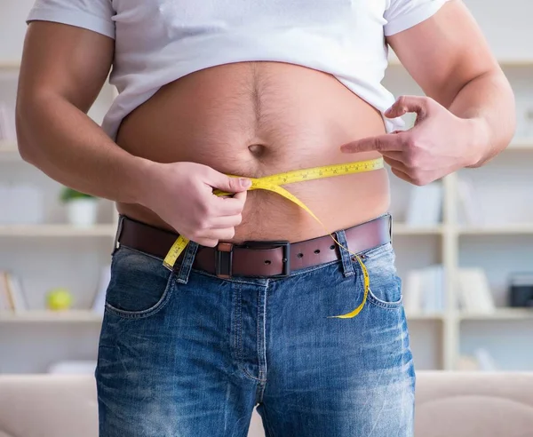 Uomo che soffre di peso in più nel concetto di dieta — Foto Stock