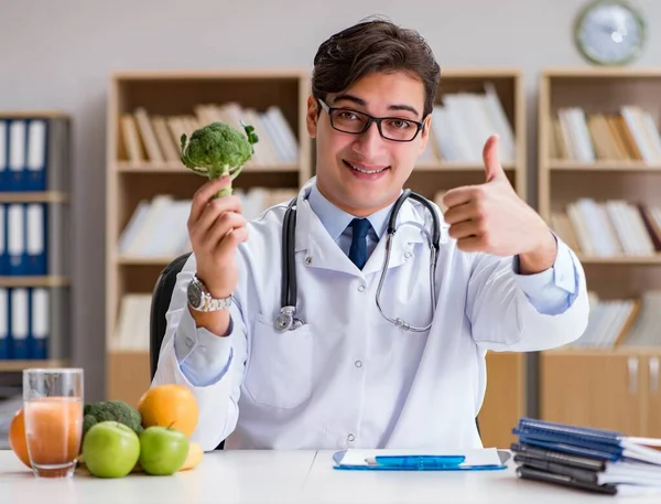 Científico estudiando nutrición en varios alimentos —  Fotos de Stock