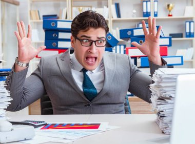 İşadamı evrak işleriyle meşgul.