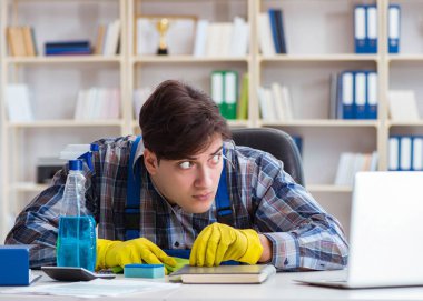 Adam temizleyici gizli belgeleri çalıyor.