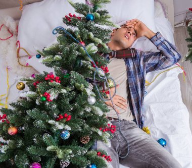 Adam noel partisinden sonra akşamdan kalma.