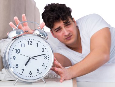 Yatakta uykusuzluk çeken bir adam.