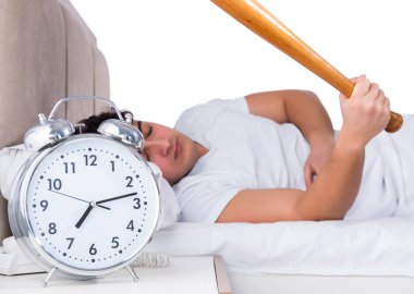 Yatakta uykusuzluk çeken bir adam.