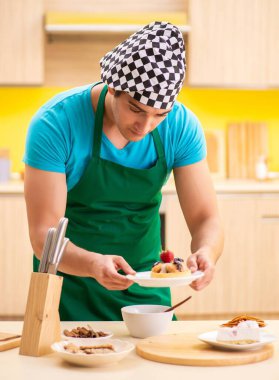 Adam evde pasta hazırlıyor.