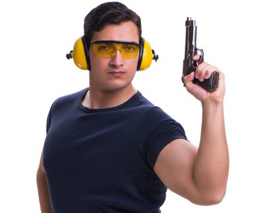 Beyazlara izole edilmiş bir şekilde silahtan spor atışı yapan adam.