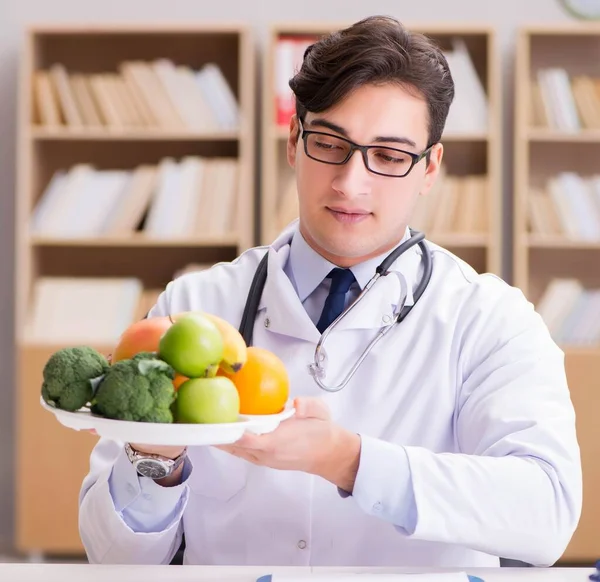 Cientista estudando nutrição em vários alimentos — Fotografia de Stock